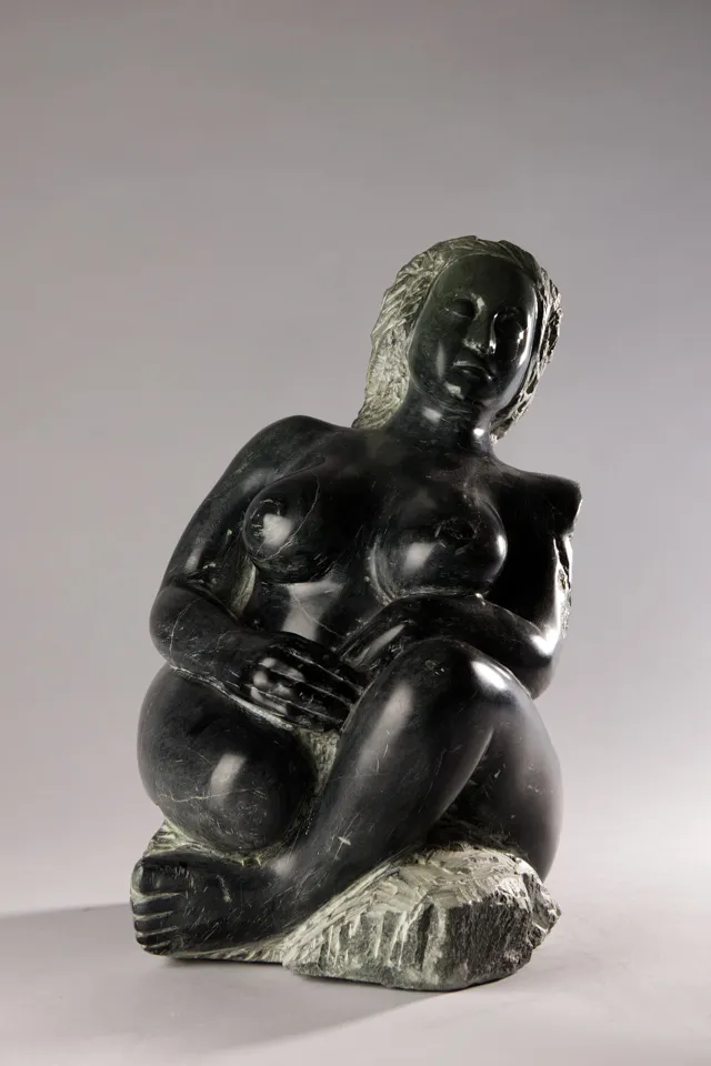 Strijdster zonder speer – zwarte Chinese steen sculptuur van Anne Veldt